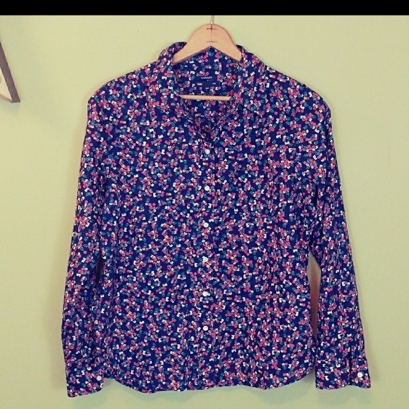 GAP Tops - GAP BOYFRIEND FIT FLORAL BUTTON UP